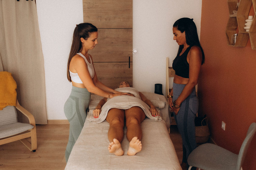 Justine et Marie-Laure pendant un duo de soins Sophrologie + massage Ayurvédique